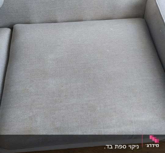ספה אפורה עם כתמים קלים על המושב